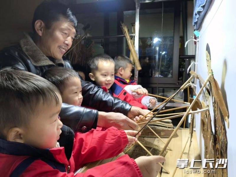 边看边学边演的皮影戏演出。