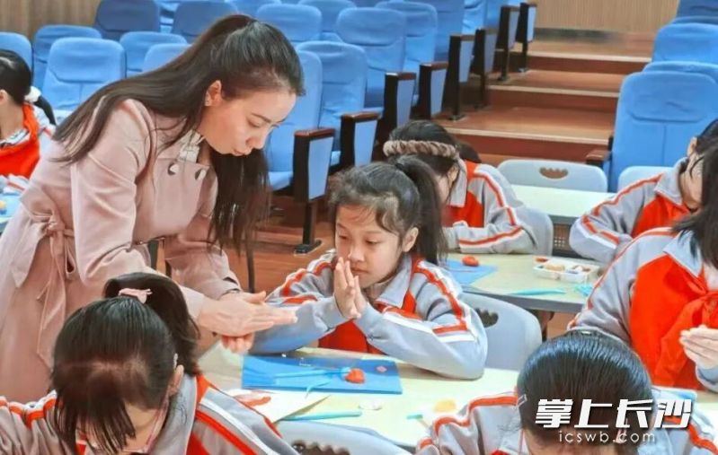 非遗传习让市民在亲手实践中感受传统技艺的温度。