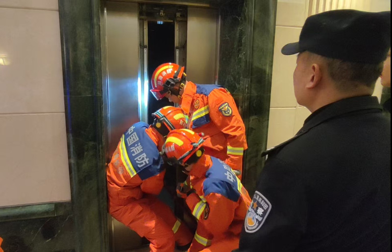 消防队员正在营救被困人员。 长沙晚报通讯员 刘伟 摄 消防队员正在营救被困人员。 长沙晚报通讯员 刘伟 摄