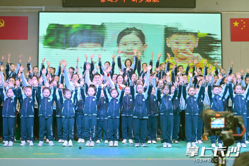 由湖南师范大学黄耀红博士作词、长沙市音乐首席名师林嘉添作曲的校歌《崇文少年》首次唱响。