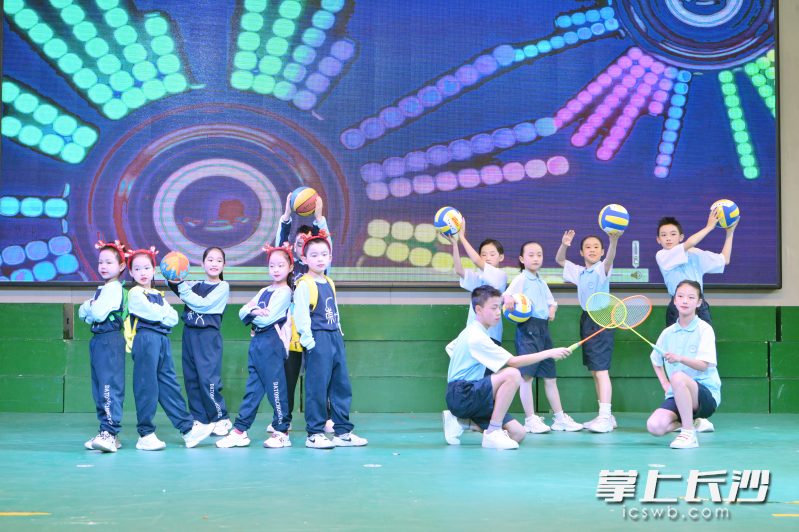 发布的新校服。