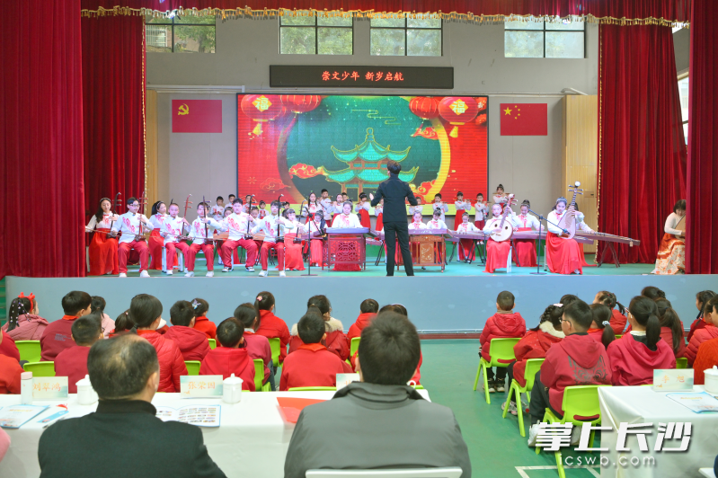 今日，芙蓉区大同崇文小学以一场名为“崇文少年・新岁启航”的元旦文化典礼，为其深度融合后的办学理念举行了一场别开生面的“文化成人礼”。长沙晚报通讯员 黄岳飞 摄