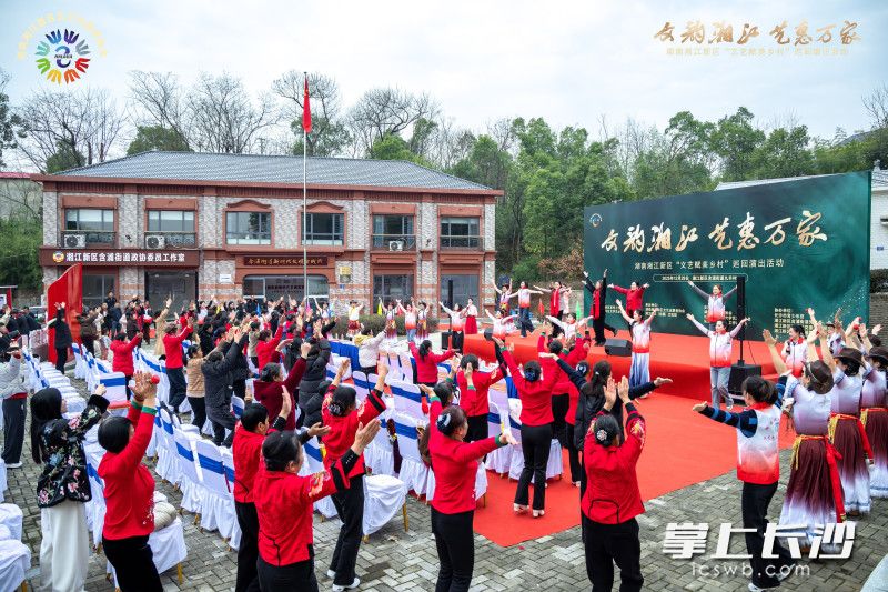 志愿者与九丰村群众携手起舞。