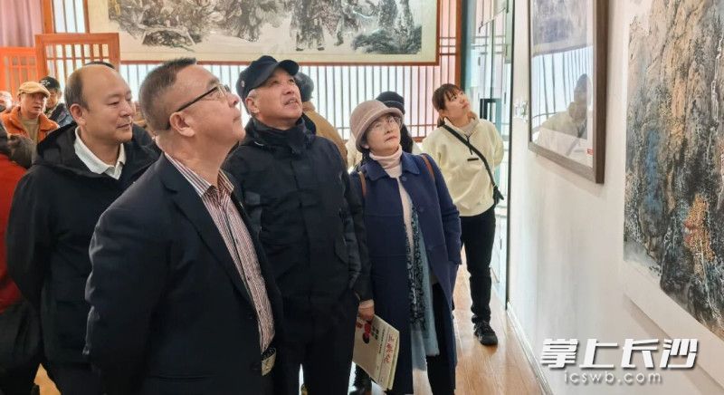 众多艺术工作者在展览现场观摩绘画艺术作品。 均为通讯员供图