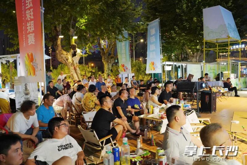 天心阁下的观赛场景吸引了大量市民。 天心阁下的观赛场景吸引了大量市民。