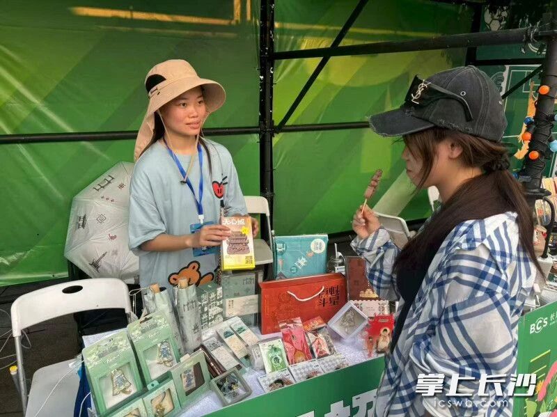 天心阁文创雪糕、文运礼盒、立体笔记本等特色文创产品吸引大量市民驻足。 天心阁文创雪糕、文运礼盒、立体笔记本等特色文创产品吸引大量市民驻足。