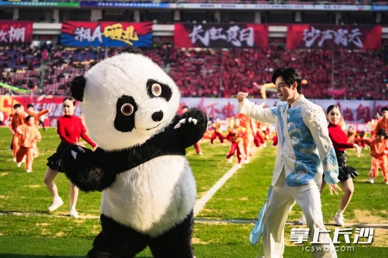 IP人偶与表演者互动。 IP人偶与表演者互动。