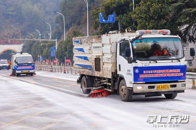 现场，除冰车、撒布机轰鸣上场，干净利落地完成了从预警到处置的全过程。