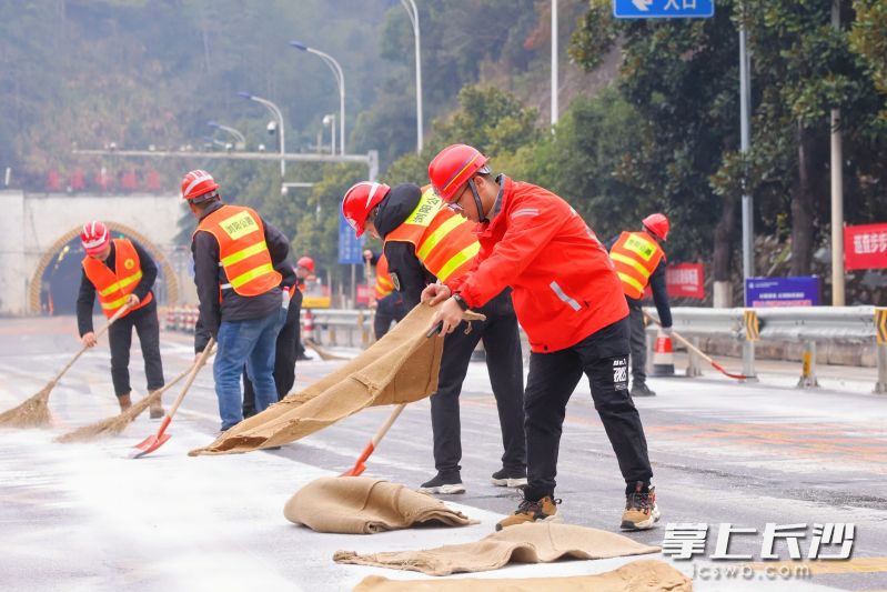 抢险队员在现场迅速行动，处置险情。