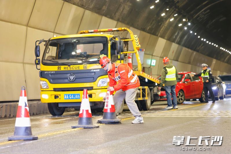 多部门协同响应，有序处置隧道事故。