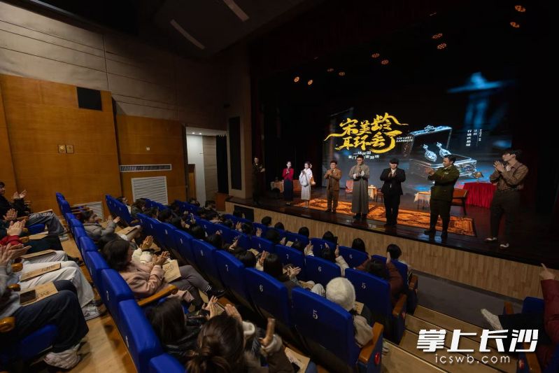 观众不再是旁观者，而是化身“民国陪审团”，通过提问与演员即兴互动。