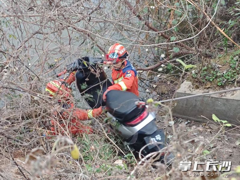 消防员在进行救援。长沙晚报通讯员 杨慧 摄