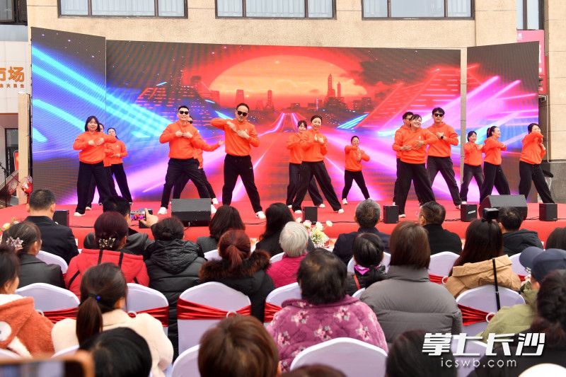 12月31日，“益企向善 与爱同行”元旦联欢会暨长沙晚报邻聚力社区行桃花井社区专场活动举行。  均为长沙晚报全媒体记者王志伟摄