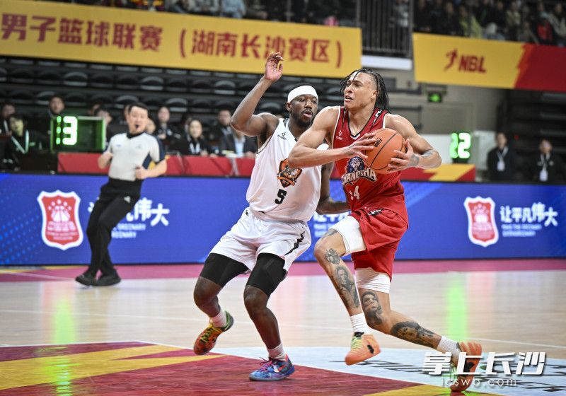 外援汉普顿独木难支，全场“空砍”37分。