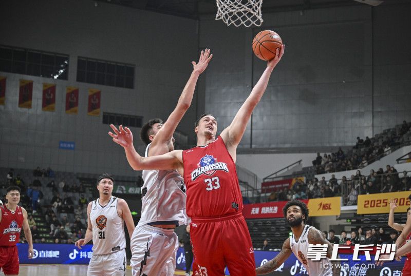 外援齐默尔曼上篮。