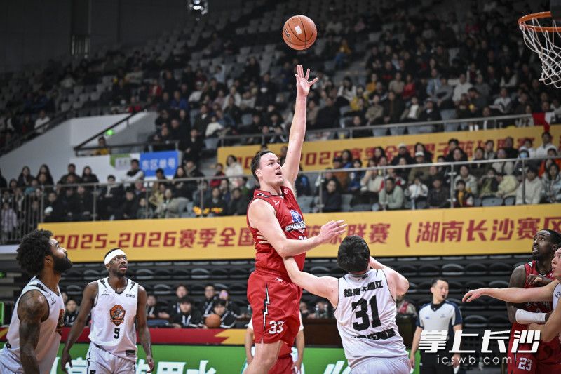 外援齐默尔曼翻身勾手。