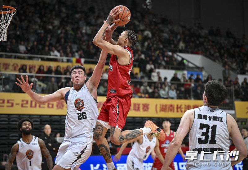 外援汉普顿上篮。