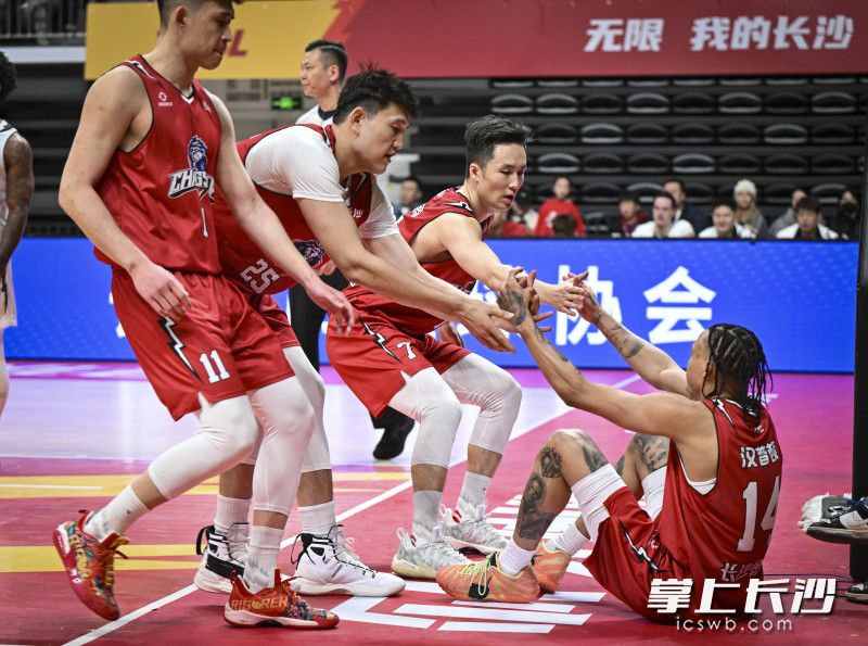 勇胜队员拉起队友。