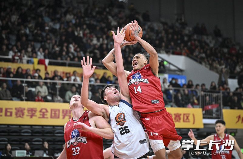 外援汉普顿突破造成杀伤。