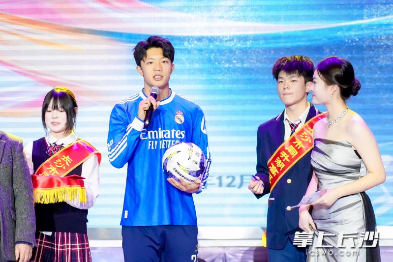 孙培文校长宣布聘请张涛为“同升湖学校足球队荣誉顾问”。