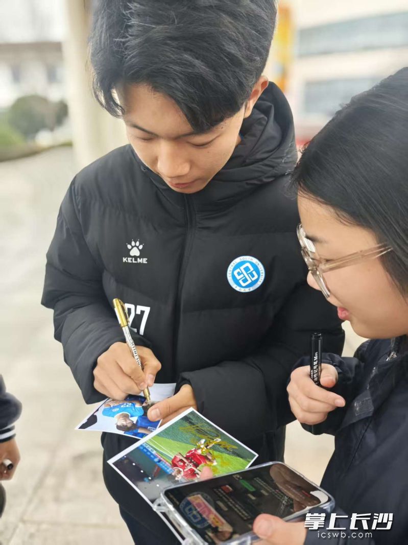 场外，张涛热情回应了学弟学妹们的签名合影要求。