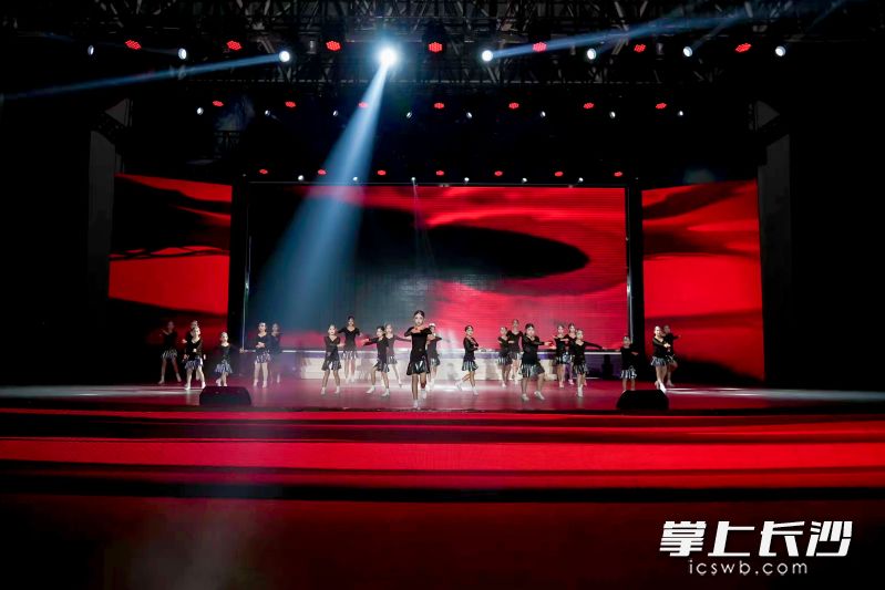 本届艺术节中，多个节目都闪现着科技与艺术融合的影子。