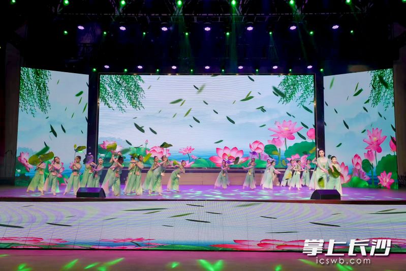 整场晚会汇集歌舞、语言、器乐等十几个多元节目，充分展现了学校丰硕的美育成果与蓬勃的青春气象。 均为长沙晚报通讯员胡浩翔摄