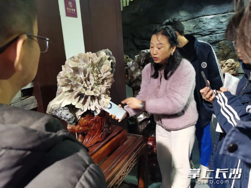 在博物馆内,同学们不仅领略了“石中花”的自然之美,还开启了非遗传承、文化研究与红色教育的多维学习。 在博物馆内,同学们不仅领略了“石中花”的自然之美,还开启了非遗传承、文化研究与红色教育的多维学习。
