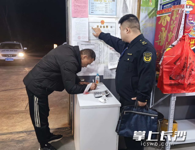 多部门组建联合执法队，开展烟花爆竹专项夜巡行动。