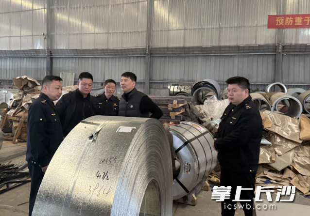 工作人员深入辖区街道对相关企业进行检查。  均为长沙晚报通讯员宋进源供图