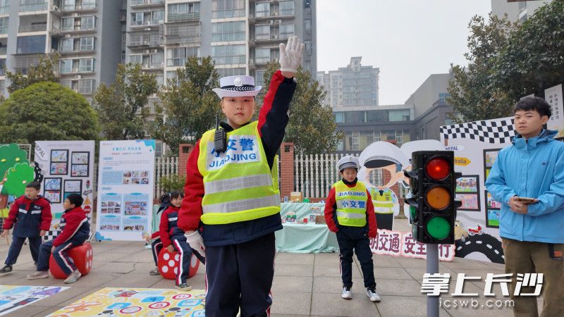 学生们化身小小交警，在角色扮演中学习交规。