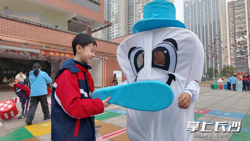 学生与护牙宝宝互动，学习正确刷牙。