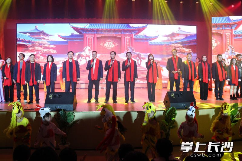 一中城南教育集团领导班子上台演唱，寓意新的一年教育事业发展蒸蒸日上、万象更新。均为通讯员 全昌朋 供图