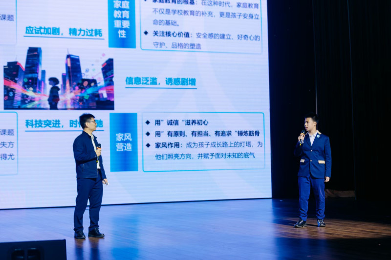 一对父子正在讲述家风小故事。 一对父子正在讲述家风小故事。