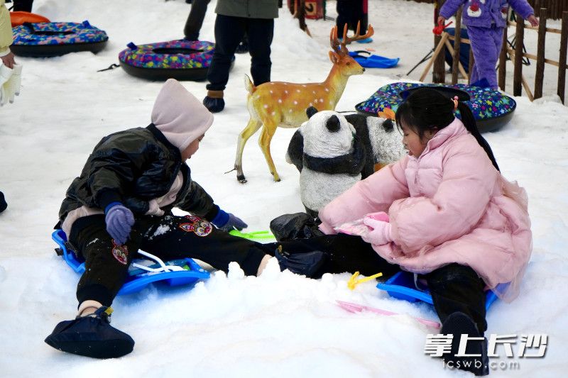 孩子们在体验玩“雪”的快乐。