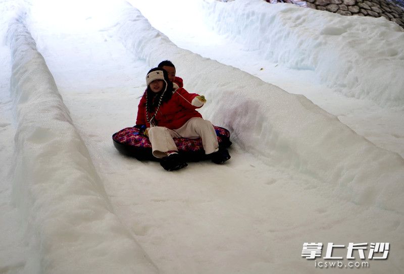 游客在石燕湖滑雪。