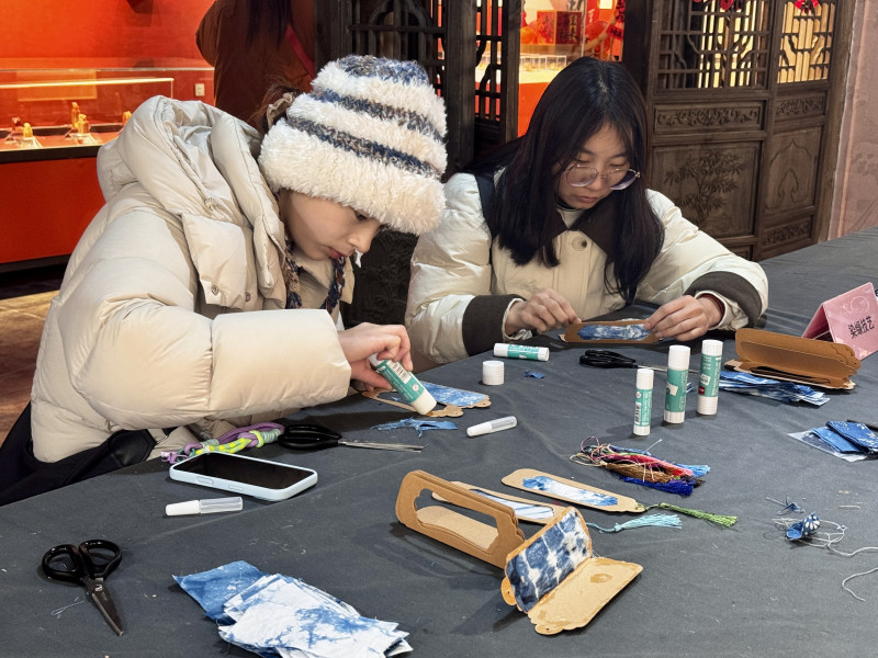 市民从“旁观者”变为“参与者”，亲手触摸非遗的温度。长沙非遗馆内的皮影戏演出。长沙非遗馆供图