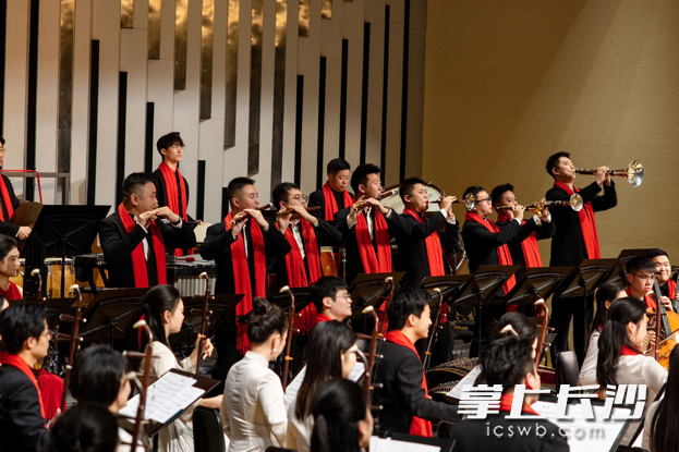 民乐演奏。