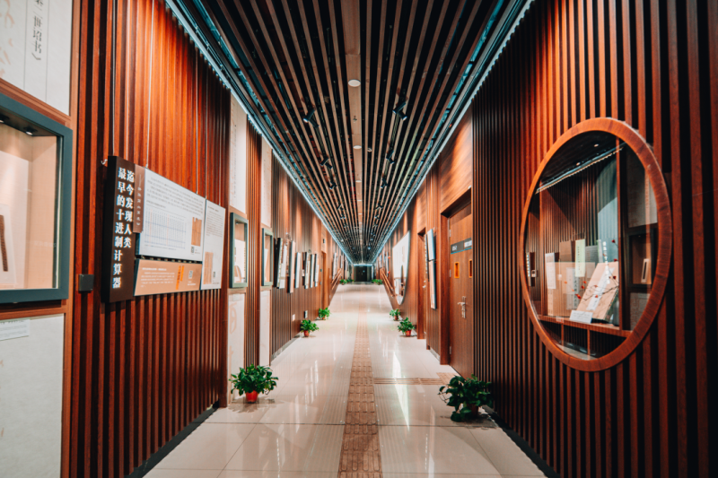 一楼“知书廊”