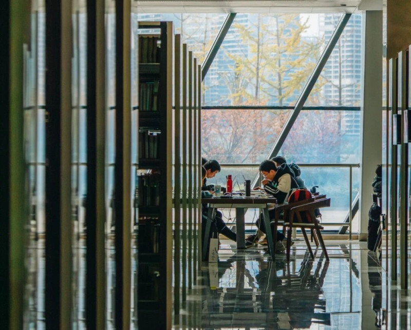 四楼社科文献借阅室