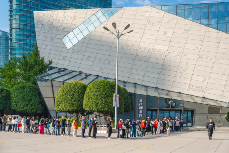 读者排队等待入馆