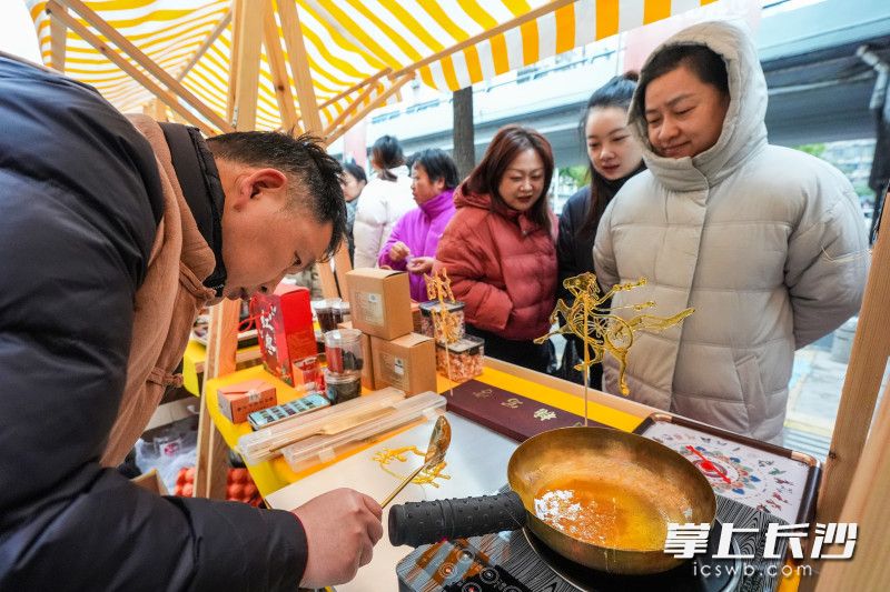 惟妙惟肖的糖画吸引了市民游客围观。