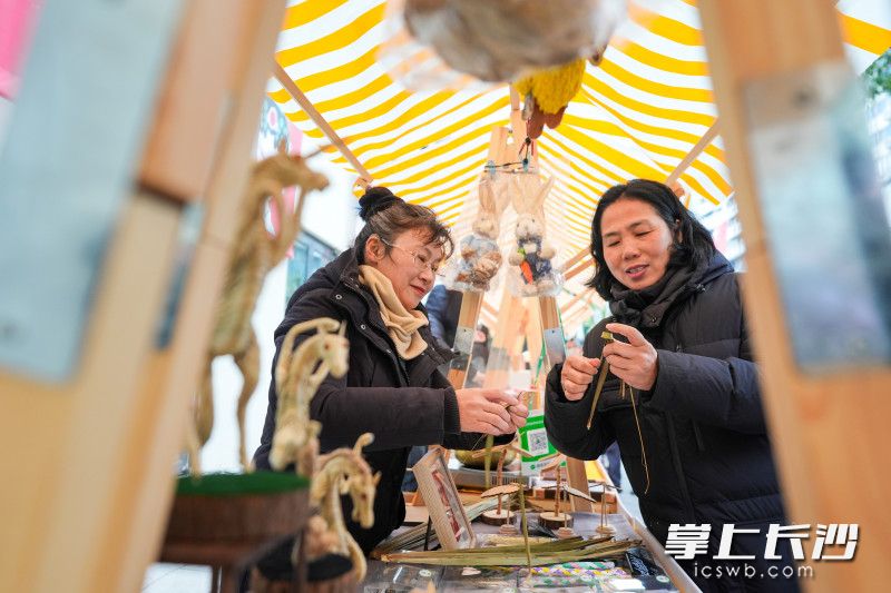 市民在体验棕编等非遗集市摊位。