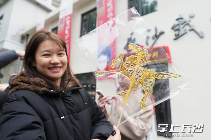 市民在展示“飞马”糖画。