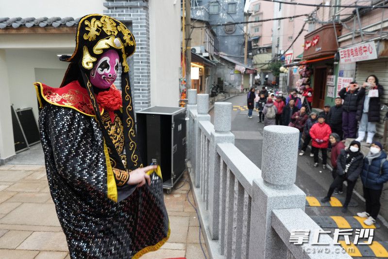 精彩的表演吸引了市民围观。