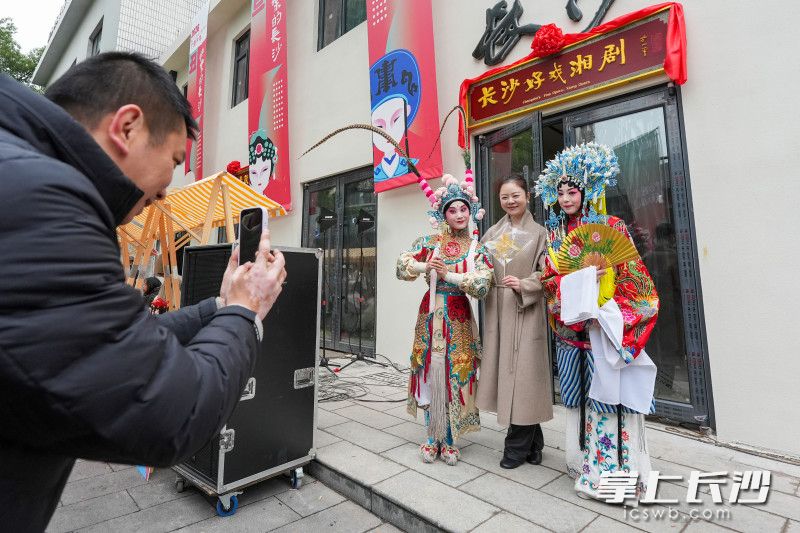 市民游客争相与盛装打扮的戏曲人物合照。