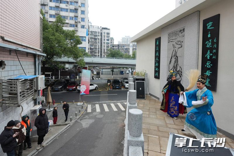 活动现场表演了湘剧、花鼓戏、变脸等节目。长沙晚报全媒体记者 郭雨滴 摄