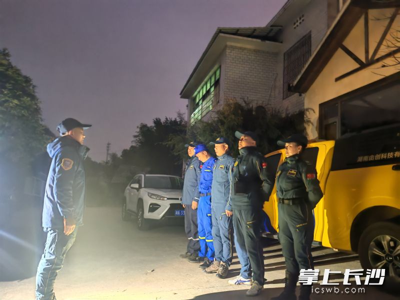 集结待命。 均为长沙晚报通讯员杨觉明摄