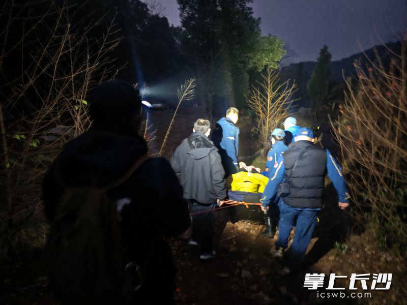 救援队员成功将伤者送下山就医。