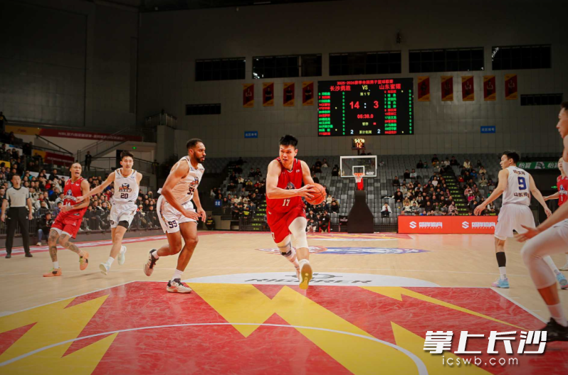 许钟豪在比赛中突破。